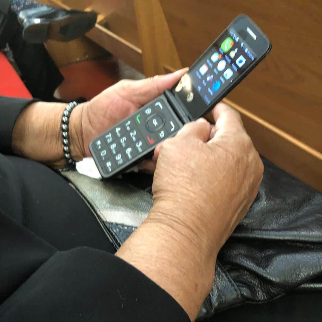 ジェニファー・ハドソンのインスタグラム：「When your grandmother is in church on her cellphone too! Her damn flip phone In 2019 ! Help her Jesus ! Grandma put that phone down ! Jesus is on the main line tell em what u want @wallybean1 grandmother」