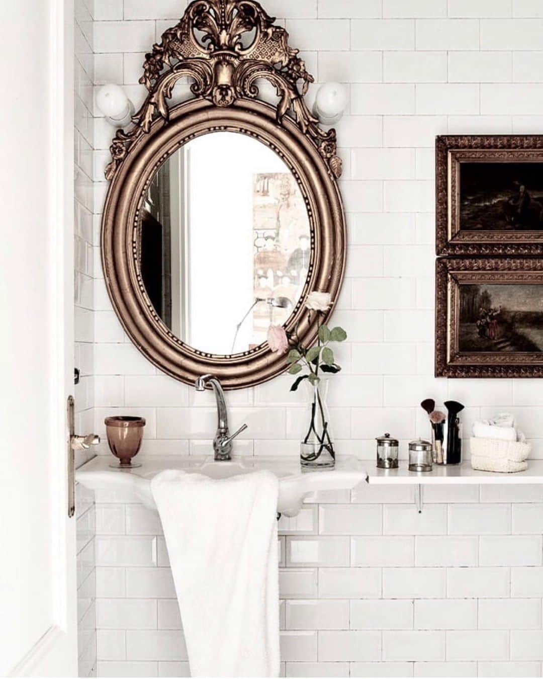 Kelsey Simoneのインスタグラム：「My bathroom inspo!! Going to organize my entire bathroom Reno into one transformation vlog! Comment some ideas for me! 🛁」