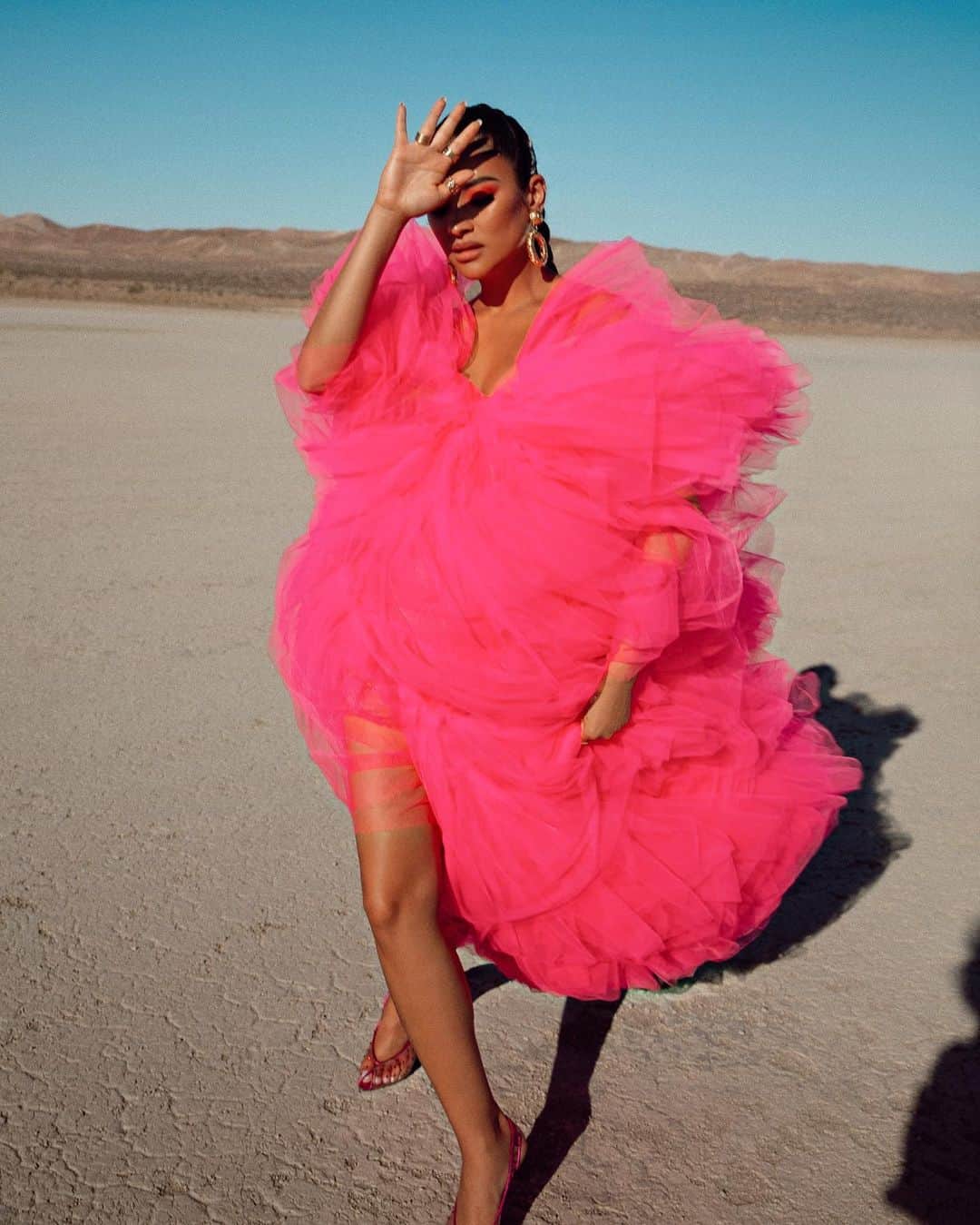 シェイ・ミッチェルさんのインスタグラム写真 - (シェイ・ミッチェルInstagram)「Pink loofa meets hot desert sand bank ☝🏽 Such a fun shoot with all my favorite people!」8月25日 5時39分 - shaymitchell
