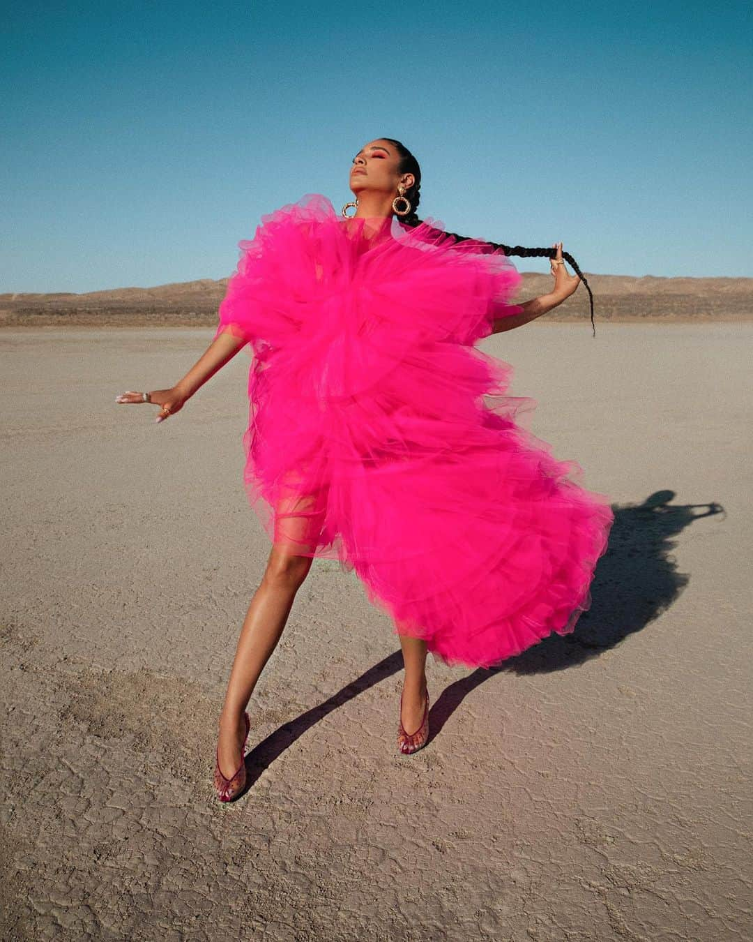 シェイ・ミッチェルさんのインスタグラム写真 - (シェイ・ミッチェルInstagram)「Pink loofa meets hot desert sand bank ☝🏽 Such a fun shoot with all my favorite people!」8月25日 5時39分 - shaymitchell