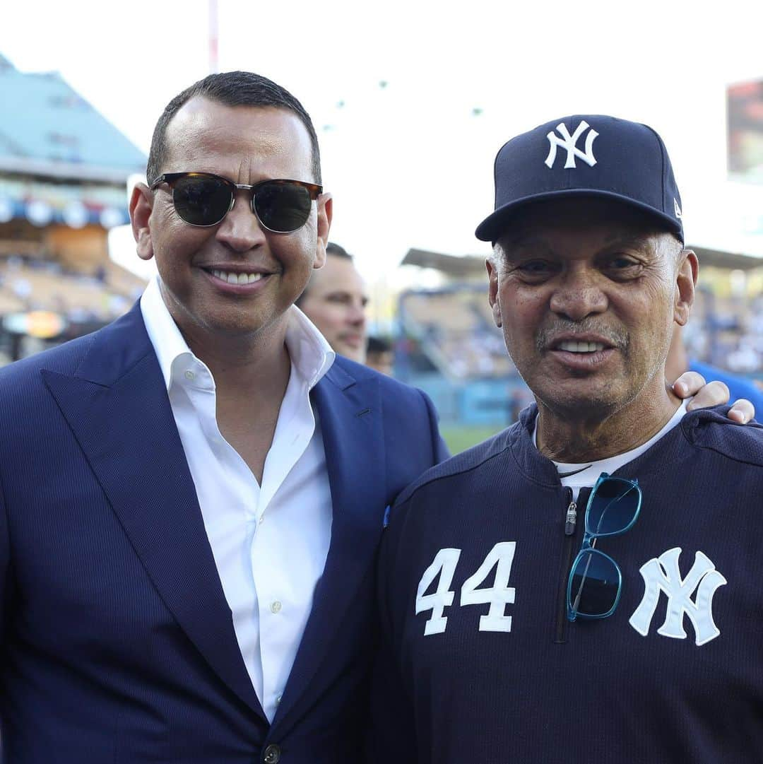 アレックス・ロドリゲスさんのインスタグラム写真 - (アレックス・ロドリゲスInstagram)「When I think about Yankees vs. Dodgers, the first thing that always comes to mind is Game 6 of the 1977 World Series. . Three at-bats, against three different pitchers. Three total pitches. Three swings. Three colossal homers. ⚾️ ⚾️ ⚾️ . One of the most incredible performances in baseball history. Good to see you again, Mr. October Reggie Jackson!」8月25日 5時43分 - arod