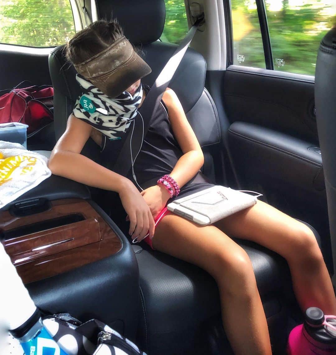 Angie Keiserのインスタグラム：「I met her as she stepped off the court, tears welling up in her eyes. And no amount of mom hugs were going to hold back the wave of emotions that had built up over the previous hour and a half. She was soaked from head to toe. She left everything she had on that court and her head hung heavy with disappointment. Meanwhile, Keith and I were coming unglued with pride. She had just gone the distance with an opponent like she’s never played. She was upset with the loss while we were overcome with the growth we watched unfold before our eyes. It was, without a doubt, the best she’s ever played. It took a solid hour (plus an order of Chipotle tacos) to convince her that the greatest growth only comes from the greatest challenges. And that we’d rather watch her lose everyday, like she did today, than watch her walk away with an easy win. I think it sunk in, but I’m guessing this isn’t the last time we’ll have this chat either. Parenting, man 🥺」
