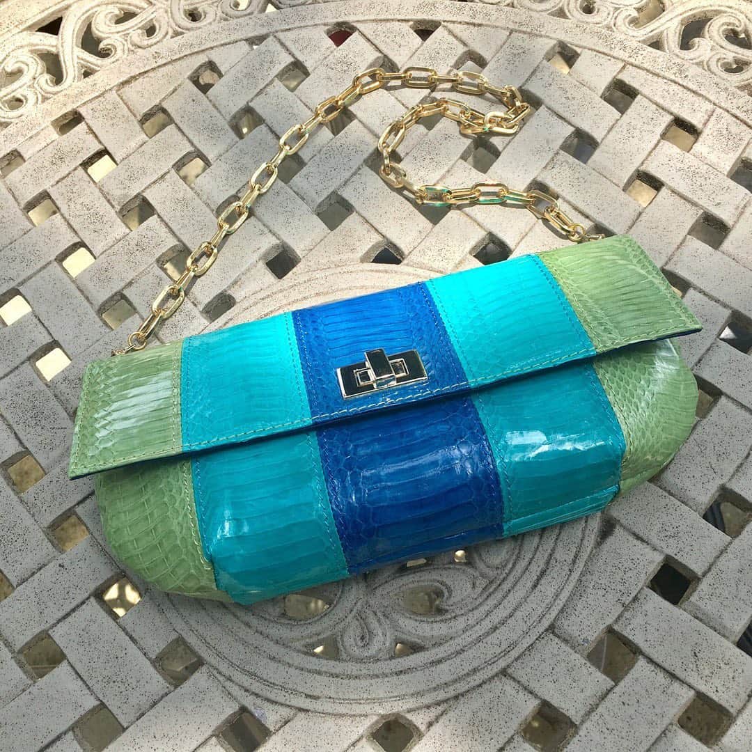 のインスタグラム：「My favorite weekend pastime is people watching at a sidewalk cafe. #ingechristopher #colorblock #bluehues #summerstyle」