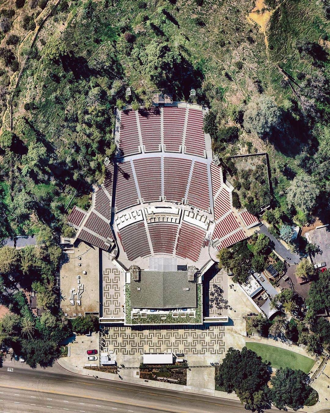 Daily Overviewさんのインスタグラム写真 - (Daily OverviewInstagram)「Greek Theatre is a 5,870-seat music venue in Griffith Park, Los Angeles, California. The venue hosted its first show in June 1931, selling seats in the first two sections for a dollar a piece and giving the remaining seats away for free. Since then, it has featured some big names in music — including Elton John, Aretha Franklin, Frank Sinatra, Bruce Springsteen and Carlos Santana. /// Created by @dailyoverview, source imagery: @nearmap」8月25日 5時58分 - dailyoverview