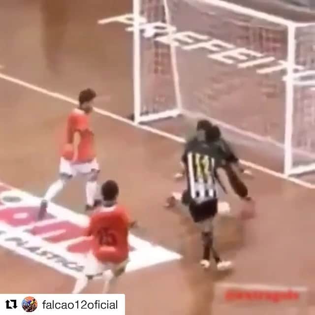 アレッサンドロ・ローザ・ヴィエイラのインスタグラム：「VÍDEO- E aí? 1 ou 2? 👑 #OREI 👑 @santosfc #Falcao12 #Futsal #Falcao #Futebol #Santosfc」