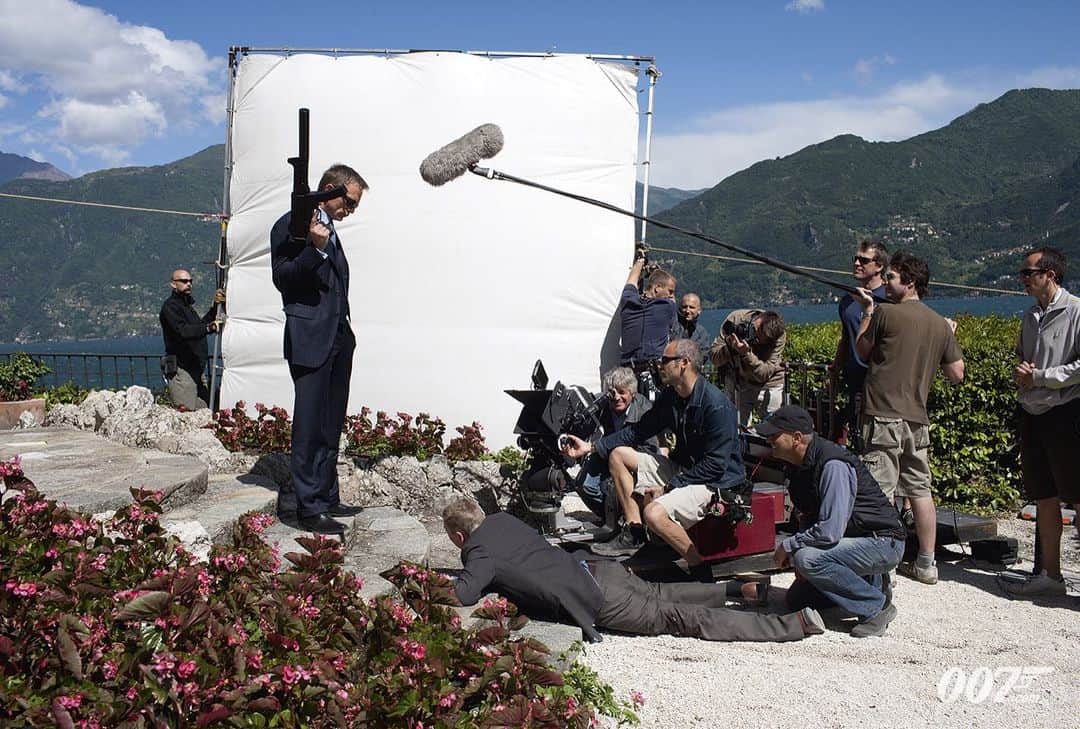 James Bond 007さんのインスタグラム写真 - (James Bond 007Instagram)「“Bond. James Bond.” Shooting the unforgettable ending of CASINO ROYALE (2006) at Lake Como. #JamesBond #007 #CasinoRoyale #DanielCraig.」8月25日 6時20分 - 007