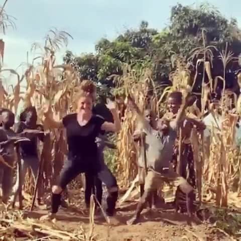 のインスタグラム：「Happy Saturday everyone!!!! This video put a huge smile on my face!!! Thank you @therealdebramessing for posting!!! The universal language of Dance!!!! Be Happy and Be You!!! ❤️❤️❤️❤️❤️ #dance #celebrate #love #gratitude」