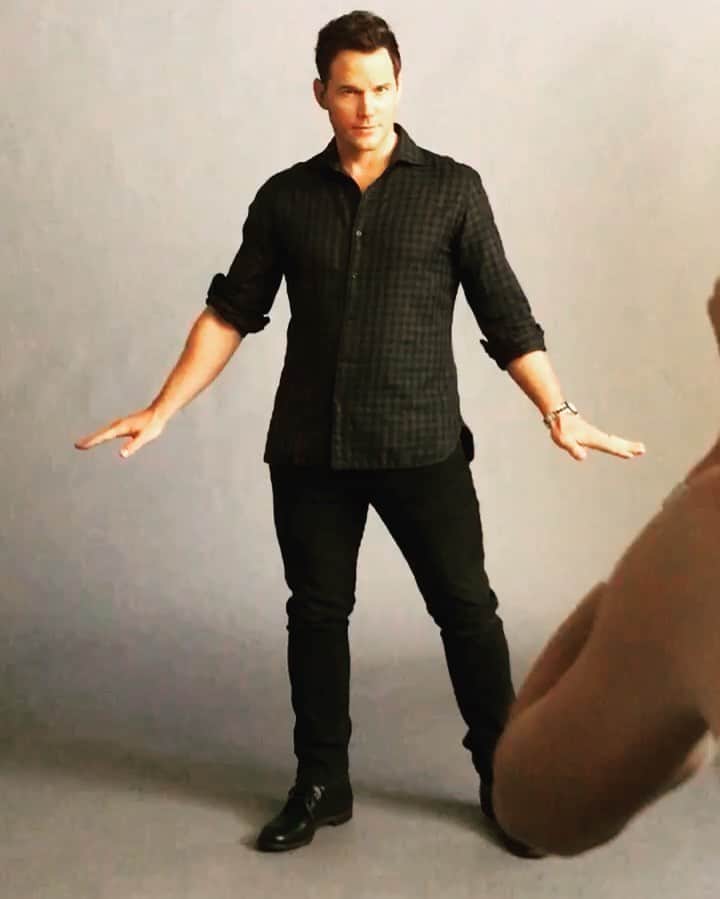 クリス・プラットのインスタグラム：「I want to thank Tyra Banks for teaching me how to model. I will not be a no neck monster or limp noodle. As you can see I am not playing it safe. I create intensity without slouching. Even my hands are modeling their asses off. I’m f——ing working it girl.」