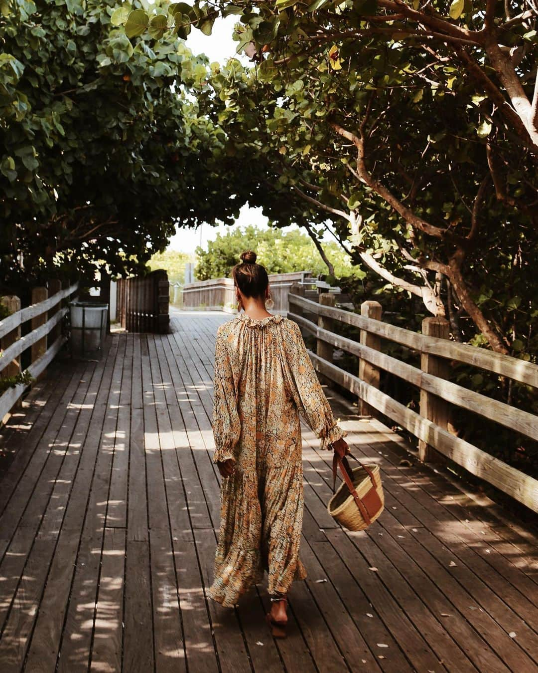 ジュリー・サリニャーナさんのインスタグラム写真 - (ジュリー・サリニャーナInstagram)「Summer bag + deets. 🌴✨」8月24日 21時34分 - sincerelyjules