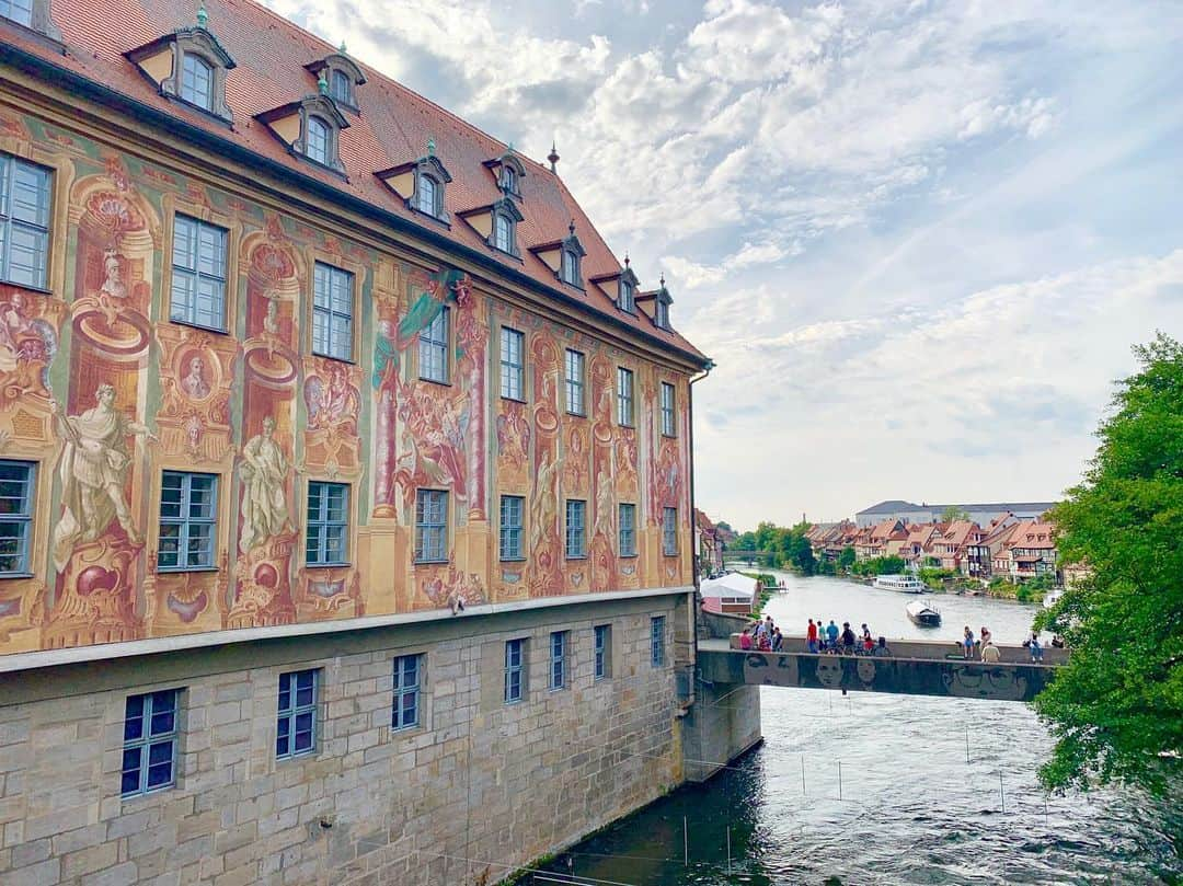 浅井麻里さんのインスタグラム写真 - (浅井麻里Instagram)「🇩🇪ドイツ＆スイス旅行記✈️﻿ ﻿ badhomburg→bambergへ✨🚂﻿ ﻿ バンベルクはとっても可愛くてオシャレで、﻿ 『魔女の宅急便』に出てくる街みたい❤️﻿ ここから空飛びたくなる！🧹（笑）﻿ ﻿ 〝小ベニス〟って呼ばれてるくらい﻿ 水辺の美しい風景が広がってたり、﻿ 燻製ビールをはじめ﻿ 名物ビールの種類がたくさんあったり🍺﻿ ﻿ 街並みが可愛いから、﻿ ショッピングしながらぶらぶら巡るの﻿ とっても楽しかった💕😊﻿ ﻿ ﻿ #バンベルク#ドイツ#タビジョ#ドイツ旅行#魔女の宅急便#マイトリ#トリップドーナツ#bamberg#tabijyo#ヨーロッパmari2019 #思い出のドイツ旅#DiscoverGermanyFromHome」8月24日 21時34分 - mari_asai_625