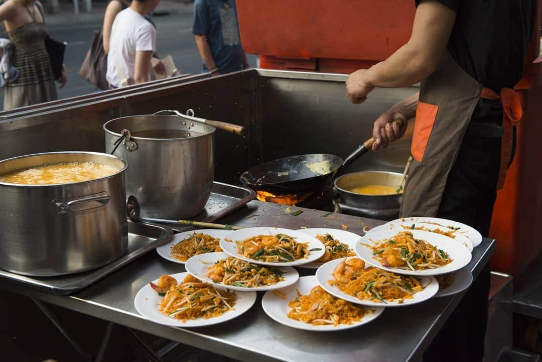 のインスタグラム：「Looking for the best pad thai in Bangkok? Try Thip Samai (Pad Thai Pratu Phee)! ร้านผัดไทยยอดนิยมในย่านเมืองเก่าของกรุงเทพฯ Recommended by @notep. . . . #herenowcity #wonderfulplaces #beautifuldestinations #travelholic #travelawesome #traveladdict #igtravel #livefolk #instapassport #optoutside #ทิพย์สมัย #ผัดไทยประตูผี #Bangkok #explorethailand #バンコク #バンコク観光 #バンコク旅行 #방콕 #방콕여행 #태국 #曼谷 #foodie #foodgasm #foodporn #dailyfoodseeker #hypefeast #instafood #footfetishnation #foodfluffer」