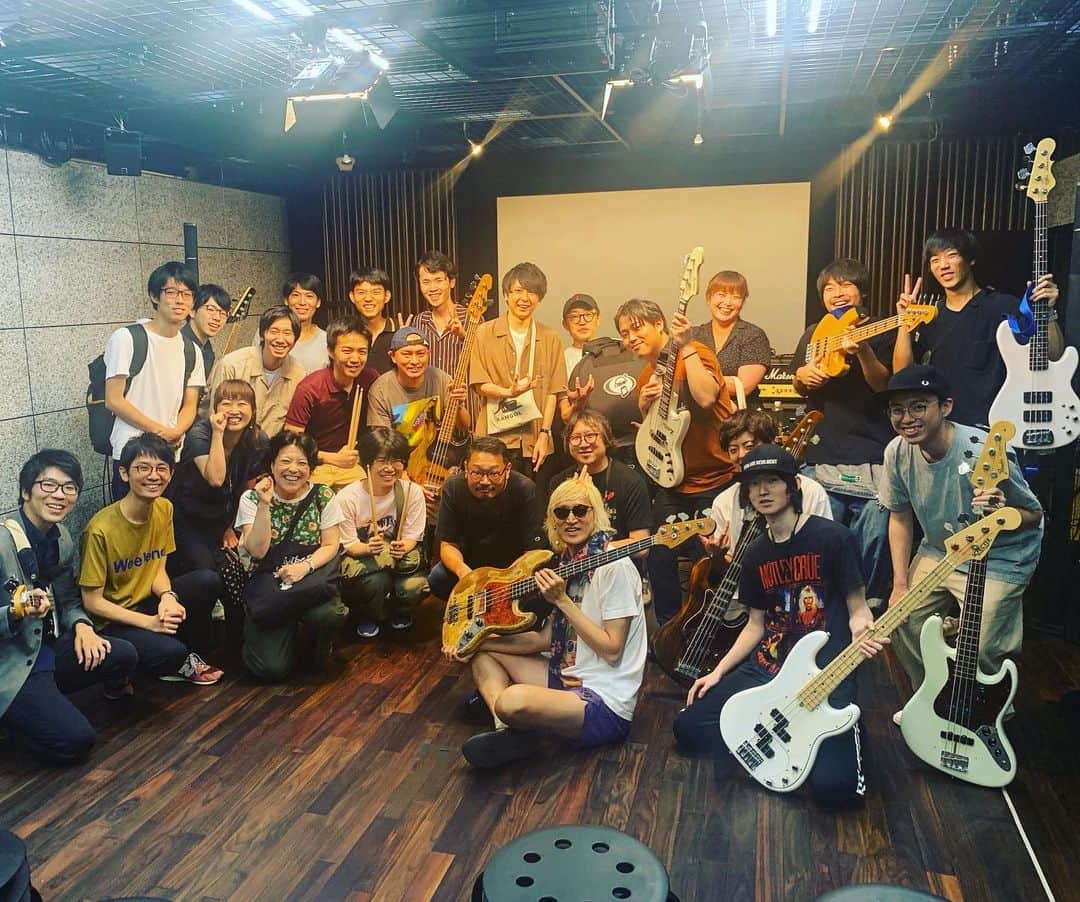 たなしんのインスタグラム：「弾いてみたを本人と弾いてみたイベント第一回the band apart原昌和  弾いてくれたプレーヤーのみんなと！グッドバイブスでした🤣🔥」