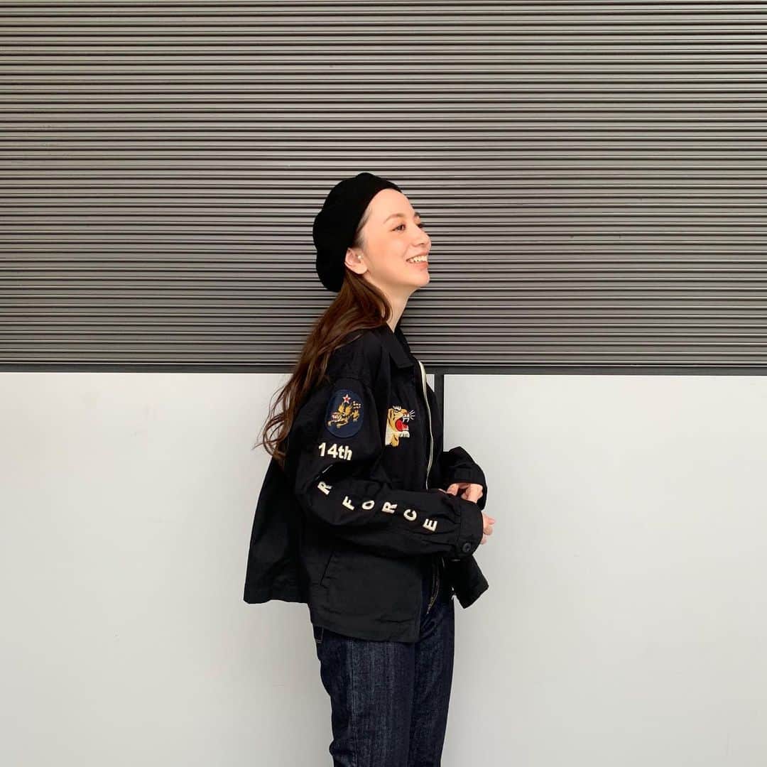 ungrid_minamiのインスタグラム：「. AVIREX別注ブルゾン、丈がいい♡ @ungrid_official @ungrid_staffsnap #Ungrid#アミュプラザ博多」