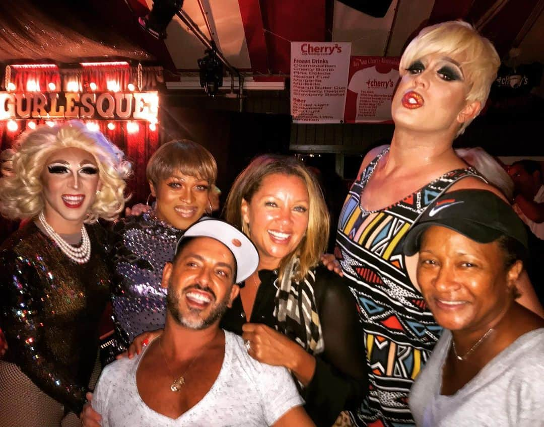 ヴァネッサ・ウィリアムスさんのインスタグラム写真 - (ヴァネッサ・ウィリアムスInstagram)「#aboutlastnight #gurlesque slayed it at @cherrysonthebay 🍒 Drag supreme 💄 Thanks for a killer show @thetinaburner @jadavalenciaga @hollyboxsprings 🙏🏽 @giannillosalon for the treat」8月24日 21時49分 - vanessawilliamsofficial