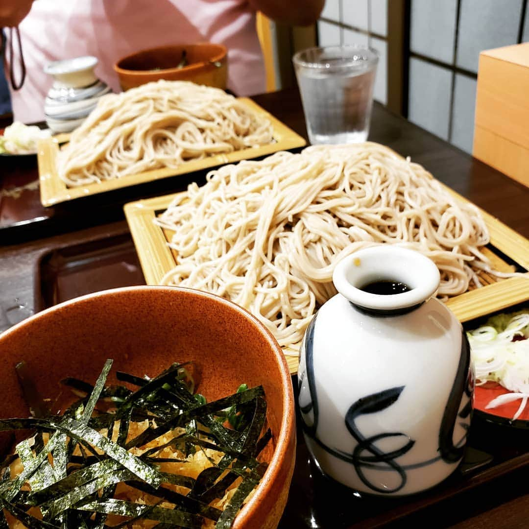 東朋宏さんのインスタグラム写真 - (東朋宏Instagram)「久々の甲州屋‼️ ここの揚げ玉付きそばはこの季節たまんないね～‼️ #薬酒インスタ対決 #浅草 #田原町 #蕎麦 #蕎麦スタグラム #揚げ玉 #体のデカイやつが普通でガリガリのオレが大盛り」8月24日 21時42分 - tomohiro_azuma