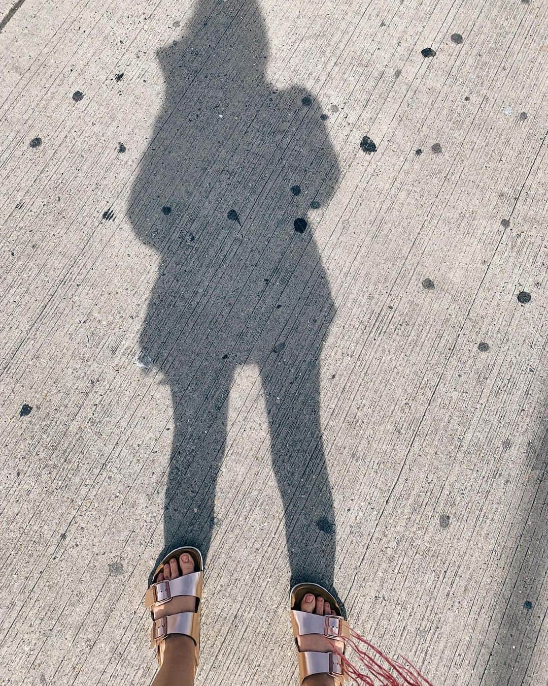 Amelia Zadroのインスタグラム：「Brb makin love on the Italian seaside 🌊🌞🤸🏻‍♂️」