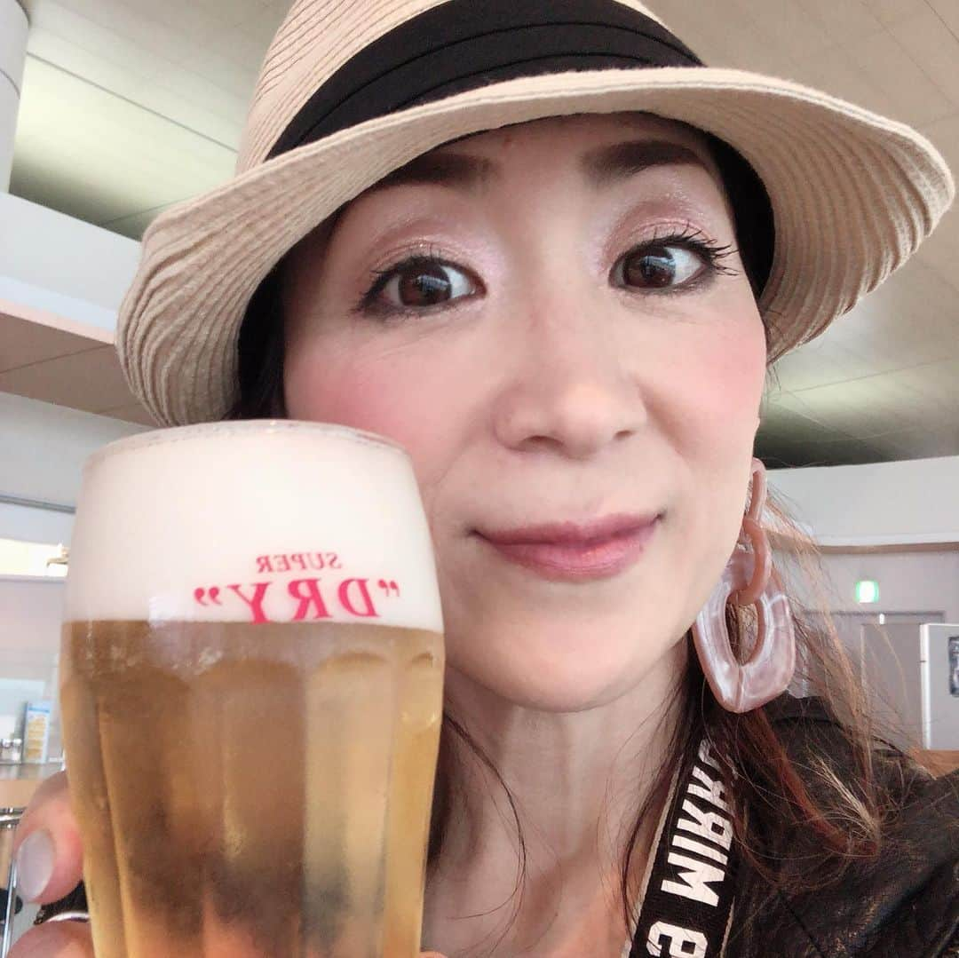 西尾夕紀さんのインスタグラム写真 - (西尾夕紀Instagram)「日帰り北海道の旅❣️ 東神楽収穫祭にお邪魔しましたぁー。  あっという間の1日…😅 旭川空港で✈️おつまみ食べて 塩ラーメン🍜食べて ソフトクリーム🍦食べた😋  あ〜あ 楽しかった❣️ #ものまねショー #涼しかった #東神楽収穫祭 #日帰り」8月24日 21時46分 - yuki_nishio_