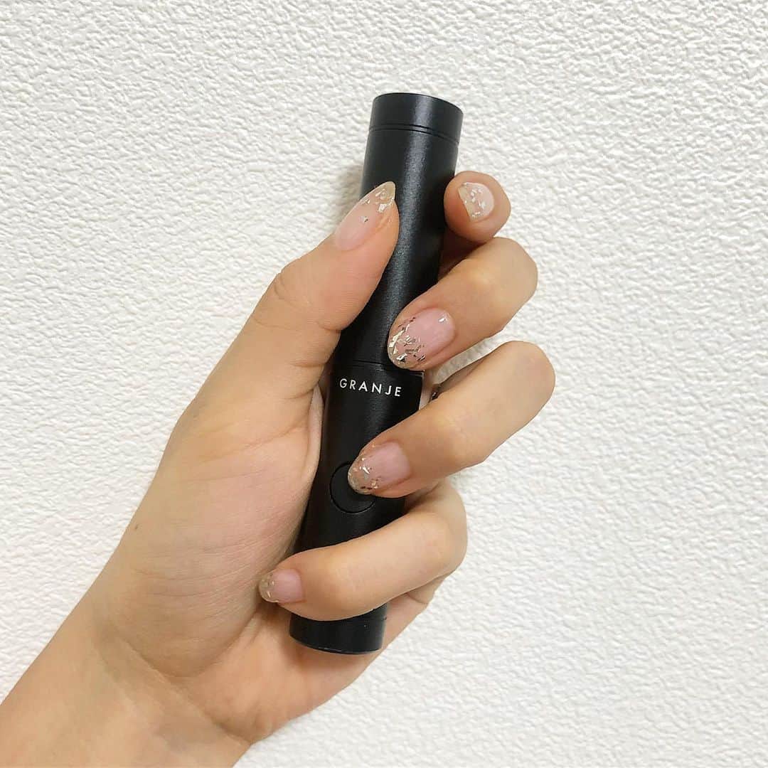 のインスタグラム：「久しぶりに💅 ネイルはいつからか、セルフジェル派になりました。サロンに行くお金と時間を節約✌️ @granje_official の新色のシルバーラメがいいかんじ🥰💕ベースがクリアだと失敗もバレない。笑  #セルフネイル #nails #ジェルネイル #セルフネイル派 #granje #あべゆきbeauty」