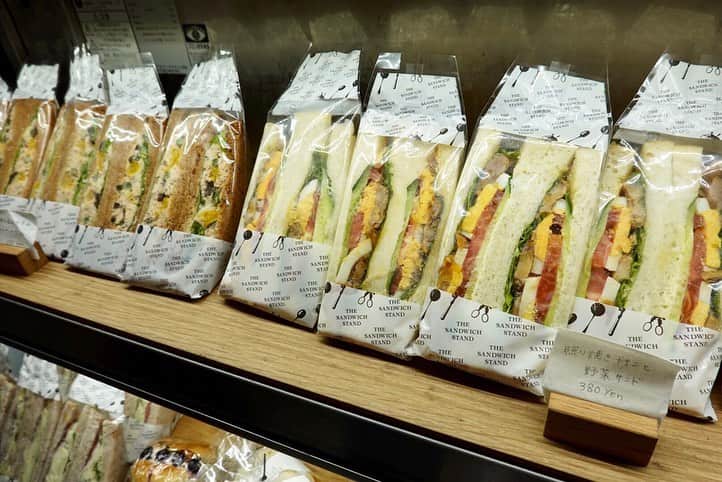 福岡グルメ 福岡ランチ「デビログ」さんのインスタグラム写真 - (福岡グルメ 福岡ランチ「デビログ」Instagram)「薬院にある人気店『ザ・サンドイッチスタンド』でモーニング。 やっぱり朝は気持ちがい良いね😁 朝から肉が食べたかったので「#ローストビーフサンド 」450円にしてみた✌️ イートインの場合は、店頭に並んでいるサンドイッチを購入すると、温めてからカットして提供してくれるので嬉しい😊👌 テーブル席が6席しかないので、オープン直後がおすすめ。 . 他pic、内観などは「デビログ」に掲載しています。 サイトを見る場合はブラウザで「デビログ」で検索👉 . ザ・サンドイッチスタンド (#THESANDWICHSTAND ) #福岡市中央区薬院 4-7-11 092-534-6033 8:00～18:00 日曜営業 月曜日定休 . ♦️福岡グルメ 福岡ランチを検索できるブログ は「デビログ」で検索👉 ♦️マニアックな情報や本当に美味しいお店情報なら「もっとデビログ」で検索👉 . #薬院グルメ #薬院モーニング #福岡モーニング #サンドイッチスタンド #サンドイッチスタンド薬院 #福岡サンドイッチ #福岡 #博多 #fukuokapics #fukuoka #fukuokacity #hakata #fukuokarestaurant #fukuokagourmet #IGersJP #ig_japan #福岡レストラン #福岡飲食店 #福岡グルメ #福岡ランチ #福岡ごはん #福岡ご飯 #食べログ福岡 #福岡飯 #福岡食べ歩き」8月24日 21時53分 - devi_takahashi