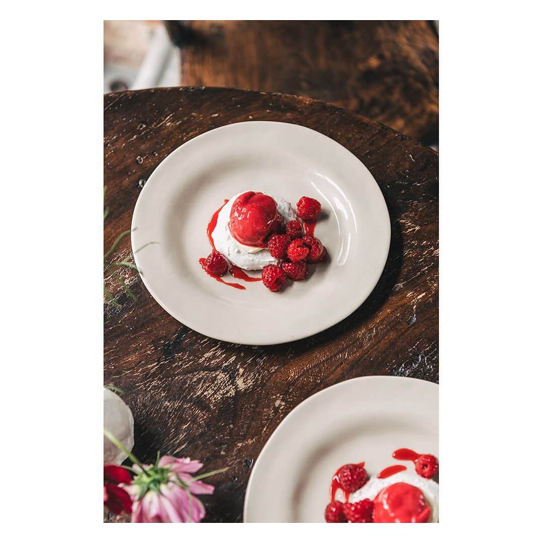 The Modern Houseさんのインスタグラム写真 - (The Modern HouseInstagram)「Looking for some culinary inspiration this bank holiday weekend? Look no further. For the latest instalment of ‘The Modern Menu’, we visit @heckfield_place to talk to @skyegyngell Link in our bio for her seasonal recipe of hazelnut meringue with raspberry ice cream.」8月24日 21時54分 - themodernhouse