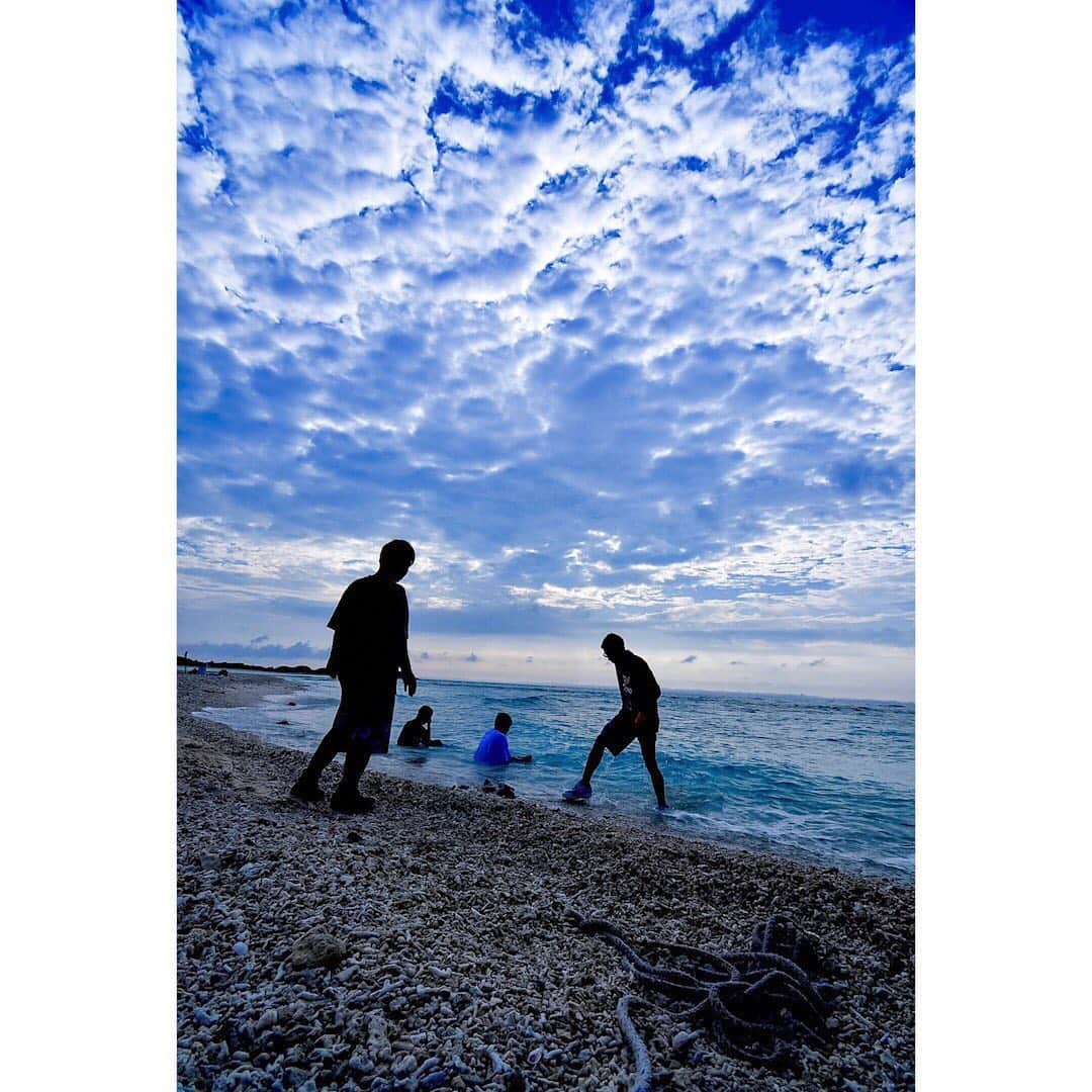 トミーさんのインスタグラム写真 - (トミーInstagram)「無人島生活、最終日の早朝。。 無人島シリーズ観てくれた皆さん、本当にありがとうございました。  #無人島 #朝焼け #海 #水溜りボンド」8月24日 21時56分 - tommymizutamaribond