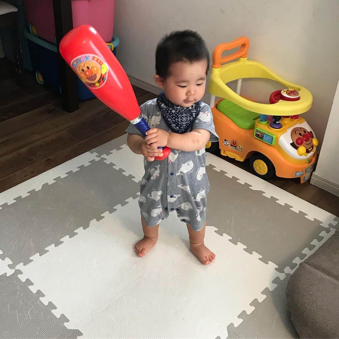 高橋みゆきのインスタグラム：「素振り始めました⚾️👶💕 #野球 #素振り #1歳 #頑張れ〜 #メジャー #夢はでっかく」
