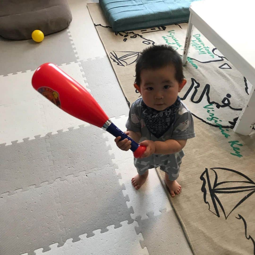 高橋みゆきさんのインスタグラム写真 - (高橋みゆきInstagram)「素振り始めました⚾️👶💕 #野球 #素振り #1歳 #頑張れ〜 #メジャー #夢はでっかく」8月24日 21時56分 - shin_miyukichi