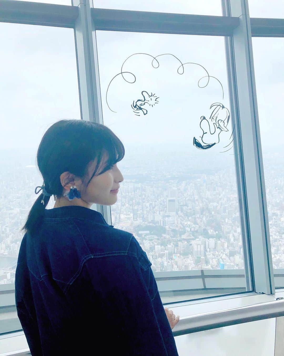 のインスタグラム：「夏休み。  実は今が私の夏休みだったりします いつの間にか決まってたから 全然何もできてないなと思って 初めてのスカイツリーへ。 スヌーピー大好きだからコラボしてて 嬉しかったなぁ。。 * * 少し靄がかかってたから 今度は快晴の日に行きたいな…☀️ * * #東京スカイツリー #スカイツリー #夏休み #スヌーピー #スヌーピー好き」