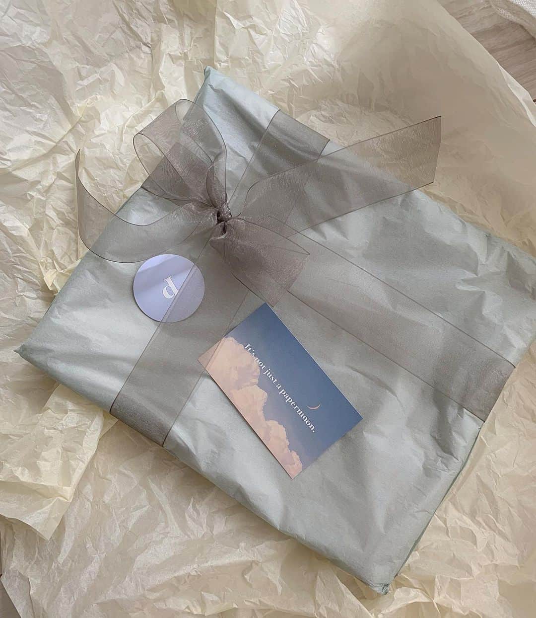 のインスタグラム：「ㅤㅤㅤㅤㅤㅤㅤㅤㅤㅤㅤㅤㅤ 開ける前からドキドキさせてくれる 素敵だな。🌛 @papermoon_tokyo」