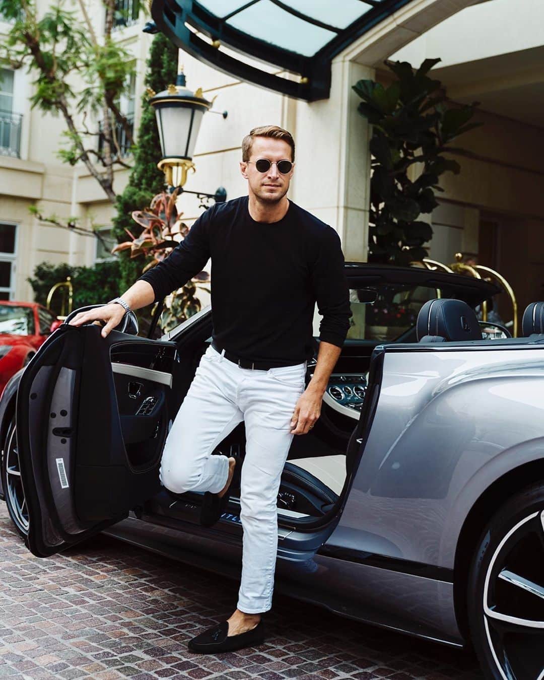 のインスタグラム：「Pre-#TheQuail, @brendanfallis showed up to @thepeninsulabh in style. #penmoments . . . . . . . #peninsulahotels #luxuryhotels #luxuryhotelexperience #luxurytravel #travel #beautifuldestinations #welltraveled #traveldiaries #jetset #jetsetter #hotel #hotellife」