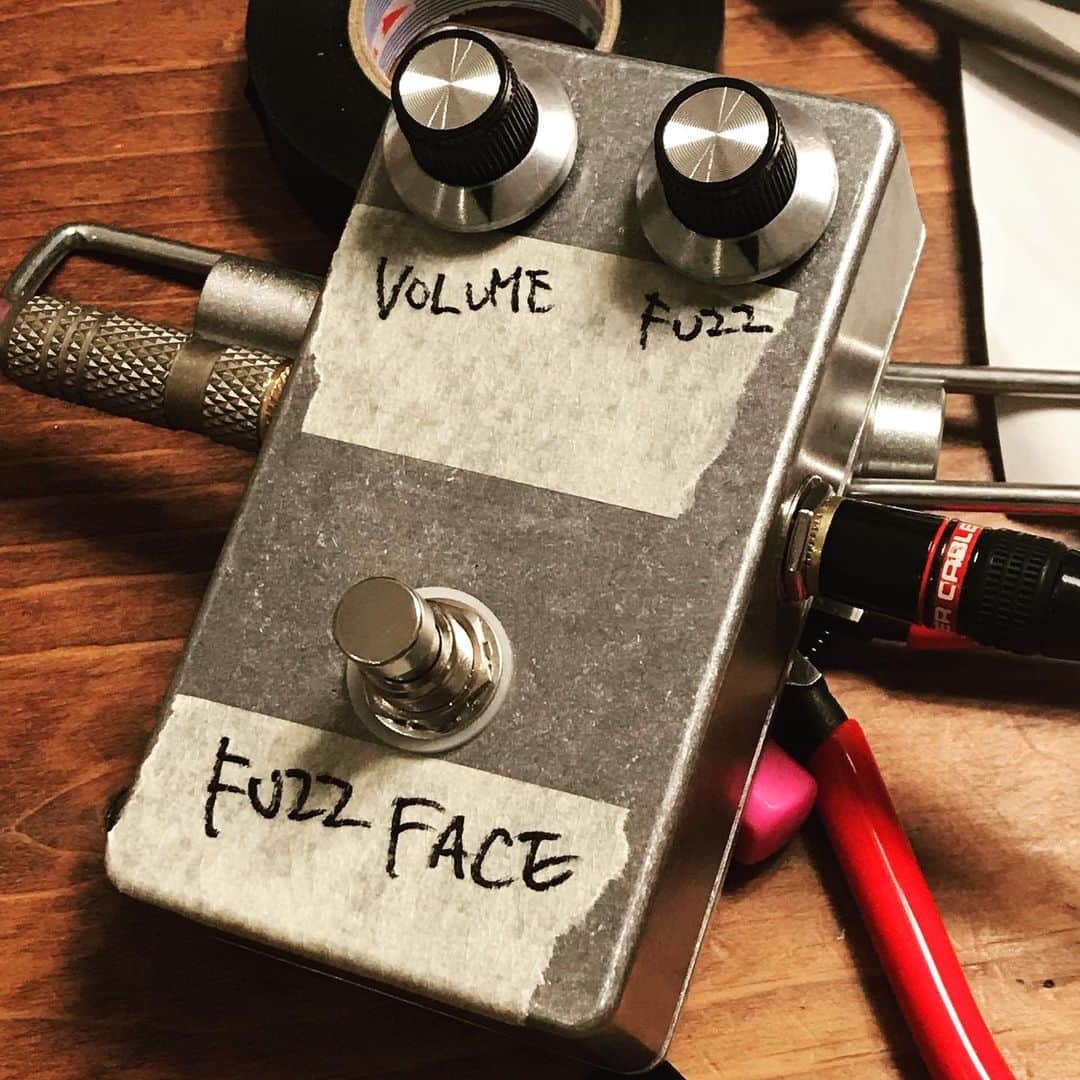 井手大介のインスタグラム：「なんとか出来た。裏蓋閉まらないけど完成。#fuzzface 🎸」