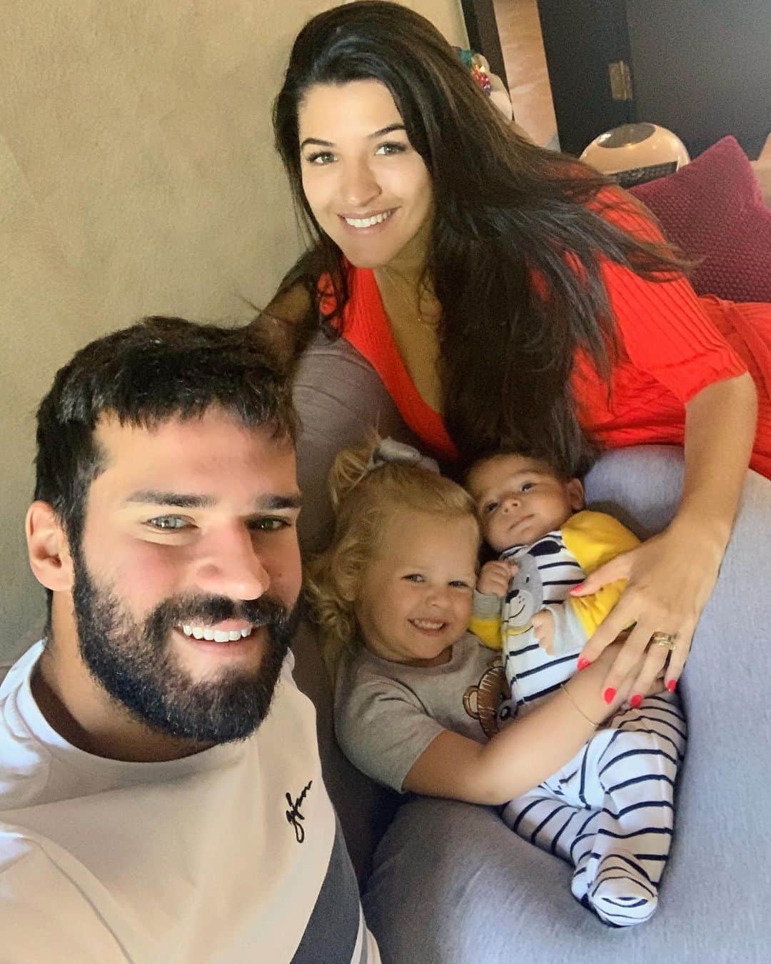 ナタリア・ベッカーのインスタグラム：「#familyfirst 👨‍👩‍👧‍👦 Presente perfeito vindo do coração de Deus ❤️」