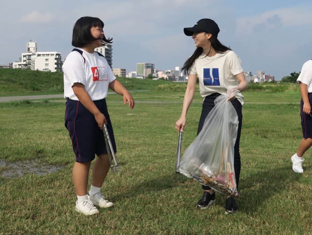岡西佑奈さんのインスタグラム写真 - (岡西佑奈Instagram)「《一歩されど百歩》 海洋汚染の大きな原因の一つとなる プラスチックゴミ。 そのゴミは河川敷から河へと流れ 海にたどり着きます。  本日は大阪の淀川の河川敷のゴミを 拾ってまいりました。 今回プロジェクトは UNEP（国連環境計画）×岡西佑奈×SDGsトレイン ということで、またプロジェクトに関しては 改めて発表させてください^ ^  友人や地域の学生さんたちにも参加をしていただき みんなで夢中になりながらも ワイワイ楽しく大掃除してきました。 ゴミ袋は使い古しのものを使用しております^ ^ 参加をしてくださった皆様 本当にありがとうございました☆  花火大会後ということもあり ペットボトルやプラスチックの破片やたばこ 花火の残骸などたくさんのゴミが落ちていました。 ここ淀川の河川敷だけでこのようの現状… 私たちにできることから始めなければなりません。  本日は参加をしてくださった皆様に私が愛用している “BRITA” のボトルをプレゼントさせていただきました。 軽くてオシャレで 何より濾過できる付け替え用のフィルター入りなので 蛇口をひねってお水を入れれば 新鮮なお水としていただけます。 個人的に以前から愛用しているので つい熱弁してしまいました笑  使い捨てペットボトルではなく “マイボトル” みんなで持ちましょう^ ^ とっても使いやすいので 是非みなさんも手にとってみてください^ ^  地球を守るために わたしたちからの一歩を。  #大阪#淀川#unep#brita#fillandgoactive#plasticfree  #yuunaokanishi#書道#書家#書道家#岡西佑奈」8月24日 22時04分 - yuunaokanishi