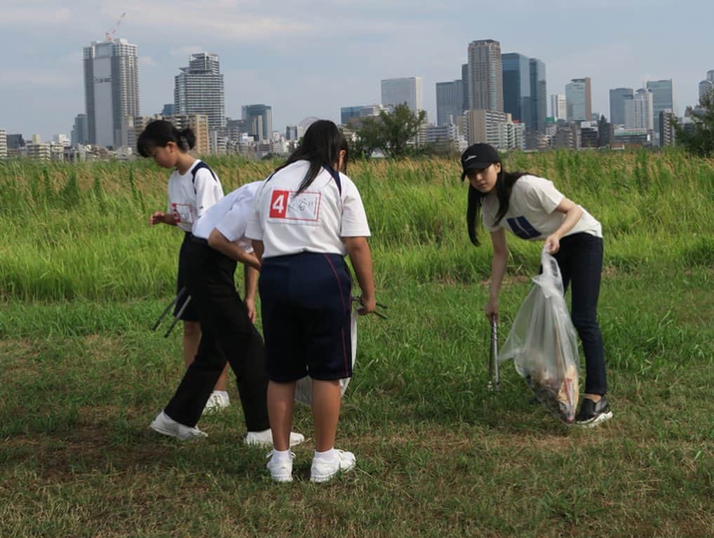 岡西佑奈さんのインスタグラム写真 - (岡西佑奈Instagram)「《一歩されど百歩》 海洋汚染の大きな原因の一つとなる プラスチックゴミ。 そのゴミは河川敷から河へと流れ 海にたどり着きます。  本日は大阪の淀川の河川敷のゴミを 拾ってまいりました。 今回プロジェクトは UNEP（国連環境計画）×岡西佑奈×SDGsトレイン ということで、またプロジェクトに関しては 改めて発表させてください^ ^  友人や地域の学生さんたちにも参加をしていただき みんなで夢中になりながらも ワイワイ楽しく大掃除してきました。 ゴミ袋は使い古しのものを使用しております^ ^ 参加をしてくださった皆様 本当にありがとうございました☆  花火大会後ということもあり ペットボトルやプラスチックの破片やたばこ 花火の残骸などたくさんのゴミが落ちていました。 ここ淀川の河川敷だけでこのようの現状… 私たちにできることから始めなければなりません。  本日は参加をしてくださった皆様に私が愛用している “BRITA” のボトルをプレゼントさせていただきました。 軽くてオシャレで 何より濾過できる付け替え用のフィルター入りなので 蛇口をひねってお水を入れれば 新鮮なお水としていただけます。 個人的に以前から愛用しているので つい熱弁してしまいました笑  使い捨てペットボトルではなく “マイボトル” みんなで持ちましょう^ ^ とっても使いやすいので 是非みなさんも手にとってみてください^ ^  地球を守るために わたしたちからの一歩を。  #大阪#淀川#unep#brita#fillandgoactive#plasticfree  #yuunaokanishi#書道#書家#書道家#岡西佑奈」8月24日 22時04分 - yuunaokanishi