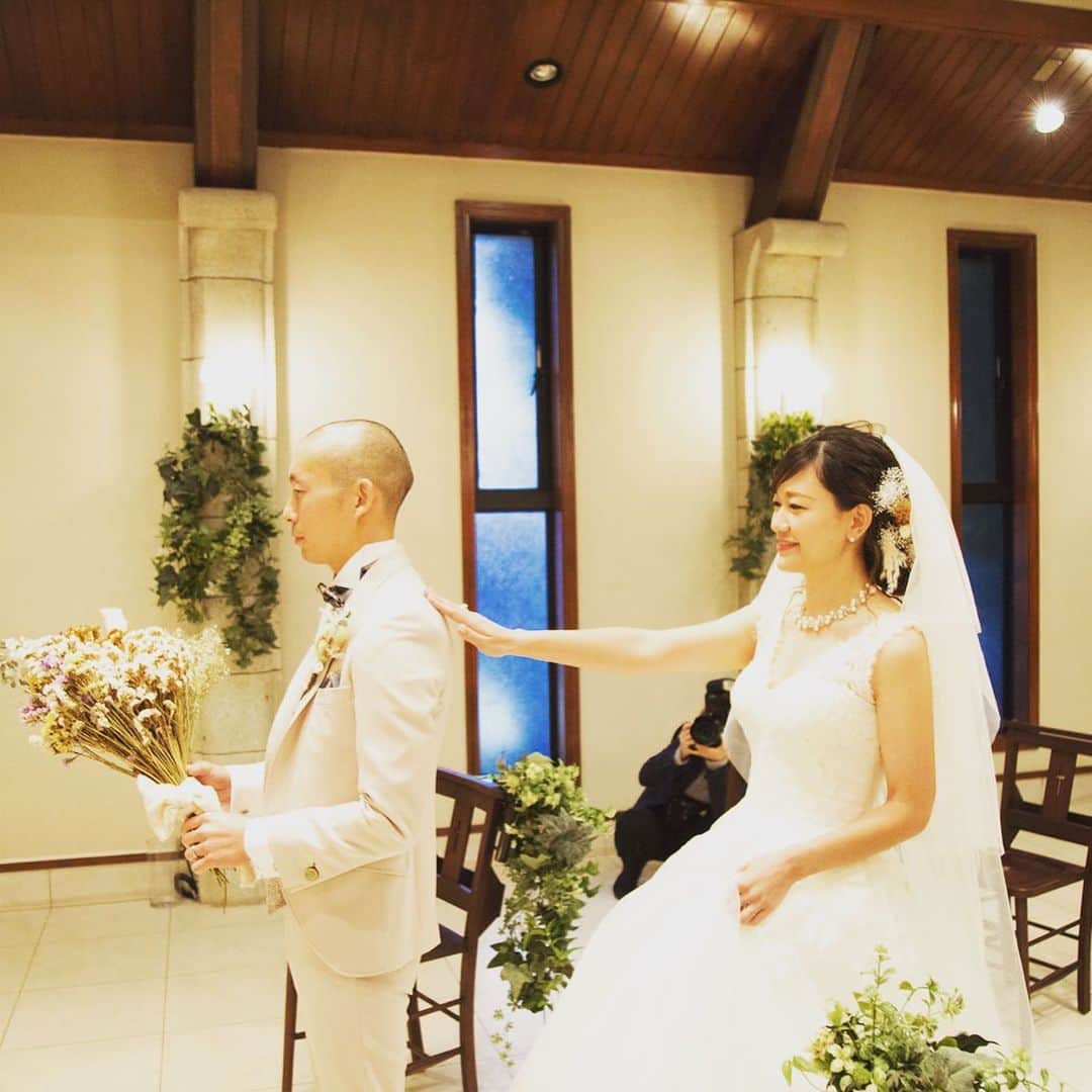 The Sally Garden（ザ サリィガーデン）さんのインスタグラム写真 - (The Sally Garden（ザ サリィガーデン）Instagram)「. . 海外の結婚式では一般的なファーストミート ✨ パーティースタート前の2人の時間も大切に🌿 . .  #ファーストルック #ファーストミート . . -----おすすめフェア情報----- 【9月1日(日)★特別フェア】 ガーデン×貸切邸宅×絶品試食×最新トレンド紹介 . 今回はなんと 無料試食に加え、 「何から始めればいいかわからない」 そんな二人に、経験豊富なスタッフが 海外のトレンドやサリィガーデンの 結婚式を実例でご紹介します！ . . きっと“ふたりらしさのヒント”が見つかるフェアです♩ . 詳しくはプロフィールのHPから!! ・。*・。*・。*・。*・。*・。*・ . . 🏠公式ホームページは @the_sally_garden のURLから💕 ☞http://sally-garden.jp/ . ． ・。*・。*・。*・。*・。*・。*・ サリィ"５大"おすすめPOINT👰♡ ・。*・。*・。*・。*・。*・。*・ （１）完全貸切ウエディング🏠💕 . 鮮やかな緑と光が包む。 別荘に友人や家族を招くようにリラックスできる空間 . ┈┈┈┈┈┈┈┈┈┈┈┈┈┈┈┈┈┈┈ （２）360度ゲストを囲むガーデン挙式🌿 . 憧れのガーデン挙式と 人気のラスティックウェディングが叶う . ┈┈┈┈┈┈┈┈┈┈┈┈┈┈┈┈┈┈┈ （３）ゲストの喜びが鍵になる👰🤵✨ . ふたりの想いやイメージを汲み取り、 おもてなしのプロとしてチームサリィが 一丸となり理想のウエディングを創り上げます。 . ┈┈┈┈┈┈┈┈┈┈┈┈┈┈┈┈┈┈┈ （４）笑顔が広がる美食🍽💕 . 幅広い年齢層から支持される美食 お箸で年配ゲストも食べやすい気配りも。 . ┈┈┈┈┈┈┈┈┈┈┈┈┈┈┈┈┈┈┈ （５）アクセス🚘🌟 . 最寄り駅から5分!! 国道50号線付近にあり各方面から訪れやすい。 ・。*・。*・。*・。*・。*・。*・。*・。*・ #ザサリィガーデン #gardenwedding  #wedding #bridal #花嫁diy #結婚式diy #日本中のプレ花嫁さんと繋がりたい  #花嫁さんと繋がりたい #結婚式準備中  #花嫁準備 #卒花嫁レポ #オリジナルウェディング #ウエディングアイテム #ゼクシィ #marry花嫁 #ウェディングニュース  #ウェディングレポ #ハナレポ #栃木 #群馬 #プレ花嫁 #結婚式 #卒花しました #2019年夏婚 #2019年秋婚 #2019wedding」8月24日 22時08分 - the_sally_garden