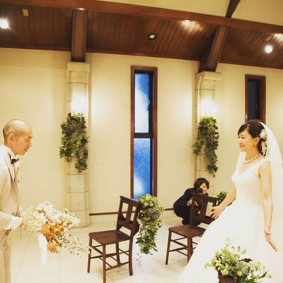 The Sally Garden（ザ サリィガーデン）さんのインスタグラム写真 - (The Sally Garden（ザ サリィガーデン）Instagram)「. . 海外の結婚式では一般的なファーストミート ✨ パーティースタート前の2人の時間も大切に🌿 . .  #ファーストルック #ファーストミート . . -----おすすめフェア情報----- 【9月1日(日)★特別フェア】 ガーデン×貸切邸宅×絶品試食×最新トレンド紹介 . 今回はなんと 無料試食に加え、 「何から始めればいいかわからない」 そんな二人に、経験豊富なスタッフが 海外のトレンドやサリィガーデンの 結婚式を実例でご紹介します！ . . きっと“ふたりらしさのヒント”が見つかるフェアです♩ . 詳しくはプロフィールのHPから!! ・。*・。*・。*・。*・。*・。*・ . . 🏠公式ホームページは @the_sally_garden のURLから💕 ☞http://sally-garden.jp/ . ． ・。*・。*・。*・。*・。*・。*・ サリィ"５大"おすすめPOINT👰♡ ・。*・。*・。*・。*・。*・。*・ （１）完全貸切ウエディング🏠💕 . 鮮やかな緑と光が包む。 別荘に友人や家族を招くようにリラックスできる空間 . ┈┈┈┈┈┈┈┈┈┈┈┈┈┈┈┈┈┈┈ （２）360度ゲストを囲むガーデン挙式🌿 . 憧れのガーデン挙式と 人気のラスティックウェディングが叶う . ┈┈┈┈┈┈┈┈┈┈┈┈┈┈┈┈┈┈┈ （３）ゲストの喜びが鍵になる👰🤵✨ . ふたりの想いやイメージを汲み取り、 おもてなしのプロとしてチームサリィが 一丸となり理想のウエディングを創り上げます。 . ┈┈┈┈┈┈┈┈┈┈┈┈┈┈┈┈┈┈┈ （４）笑顔が広がる美食🍽💕 . 幅広い年齢層から支持される美食 お箸で年配ゲストも食べやすい気配りも。 . ┈┈┈┈┈┈┈┈┈┈┈┈┈┈┈┈┈┈┈ （５）アクセス🚘🌟 . 最寄り駅から5分!! 国道50号線付近にあり各方面から訪れやすい。 ・。*・。*・。*・。*・。*・。*・。*・。*・ #ザサリィガーデン #gardenwedding  #wedding #bridal #花嫁diy #結婚式diy #日本中のプレ花嫁さんと繋がりたい  #花嫁さんと繋がりたい #結婚式準備中  #花嫁準備 #卒花嫁レポ #オリジナルウェディング #ウエディングアイテム #ゼクシィ #marry花嫁 #ウェディングニュース  #ウェディングレポ #ハナレポ #栃木 #群馬 #プレ花嫁 #結婚式 #卒花しました #2019年夏婚 #2019年秋婚 #2019wedding」8月24日 22時08分 - the_sally_garden