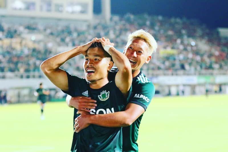 のインスタグラム：「昨日の浦和戦、最後まで諦めず応援ありがとうございました！みんなで掴んだ勝利。本当に最高でした！ そして、名古屋戦での久しぶりのゴール。パーフェクトオールバックを名古屋グランパス戦でできるとは思いませんでした！あと、本家を超えた前田直輝の前でやれて良かった。笑 まだまだ上に行くぞ松本山雅！！！ #自分をひと回りもふた回りも大きくしてくれた #名古屋グランパスに感謝 #今も毎日成長させてもらってる #松本山雅に感謝 #そして毎度毎度 #東海オンエア #としみつくんにも感謝」
