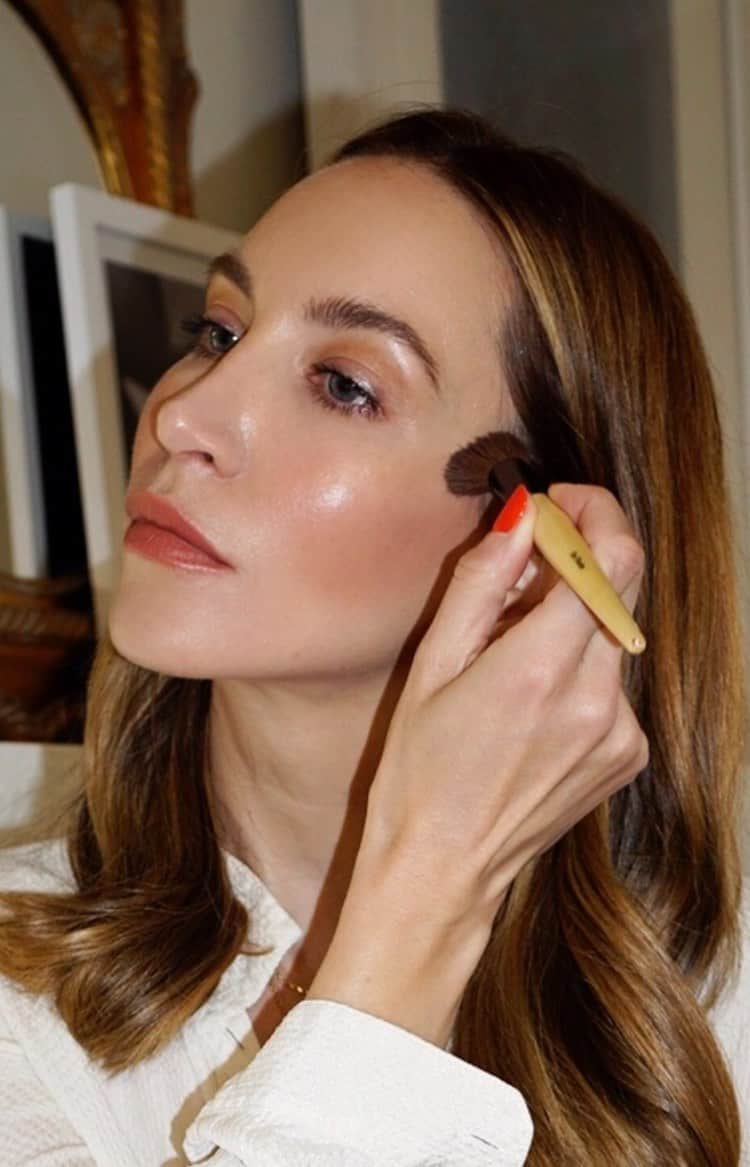 のインスタグラム：「Nikki uses: Vitamin Enriched Face Base Skin Long-Wear Weightless Foundation SPF 15 in Beige Full Coverage Face Brush Corrector in Light Bisque Instant Full Cover Concealer in Sand Highlighting Powder in Moon Glow Lip Pencil in Ballet Pink Crushed Liquid Lip in Haute Cocoa Pot Rouge in Blushed Rose Eye Shadow in Taupe Eye Smudge Brush Eye Opening Mascara」