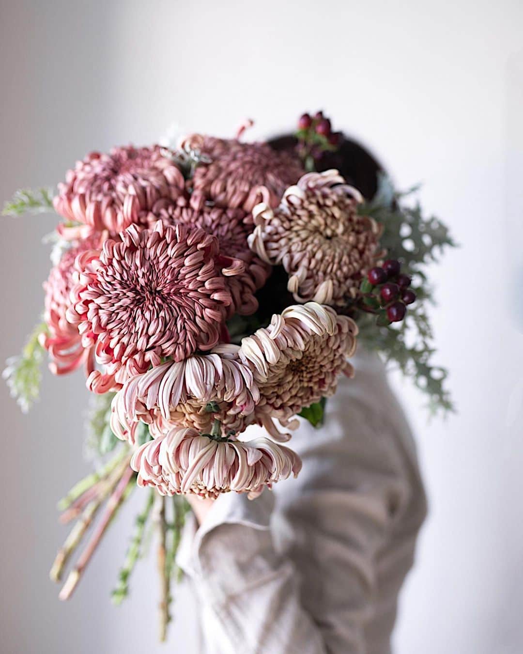 増田由希子さんのインスタグラム写真 - (増田由希子Instagram)「Love these Autumn tones.  #chrysanthemum #chrysanthemums  #mumflowers #autumum #fall #autumnbouquet  For my Japanese readers. : 🍂 「花と器のみたて会」 イベント開催のお知らせです : 9月20日からの３日間、東京・不動前のインテリア雑貨店「オルネ　ド　フォイユ」さんにてイベントを開催させていただくこととなりました。オーナーの谷さんセレクトの花器に秋の花をあしらいます。 生花と花器の販売だけではなく、その場で花や花器の選び方、生け方等のアドバイスを行うフラワーコンシェルジュも努めさせていただきます。 秋の野花を沢山ご用意してお待ちしております。どうぞお気軽にお立ち寄りください。  日時： 9/20(金)12:00〜18:00 9/21 (土)11::00〜18:00 9/22(日)11::00〜18:00  場所：不動前 Orné de feuilles　オルネ　ド　フォイユ @ornedefeuilles」8月24日 22時12分 - nonihana_