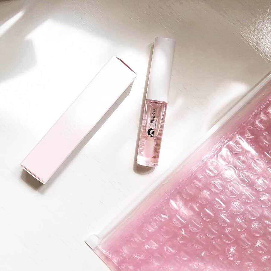 のインスタグラム：「ずっと気になってたglossierのグロス❤︎ 友達がお土産で買ってきてくれた🥺🇺🇸 うるちゅるな唇になってほんとうにかわいい☺️」