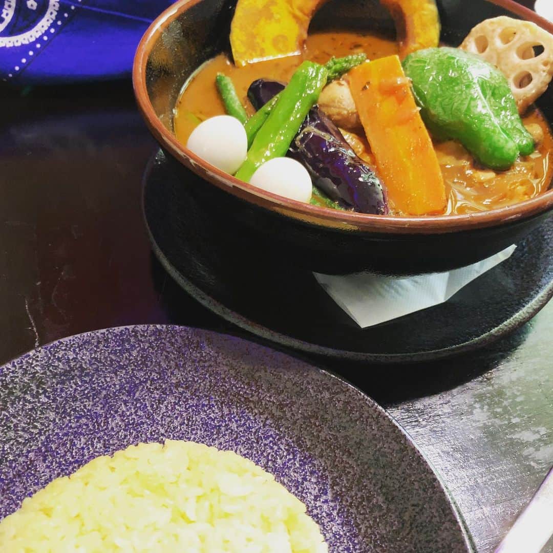 加藤千恵のインスタグラム：「先日のスープカレー。初めてのお店。ポークと悩んでのチキン。おいしい！ 辛さ3にしたけど、5くらいでもよかったかも。びびって、たいていマイルドめに注文してしまう。かなり具沢山ですごいボリュームだった。ライス小盛りにしてたけど、それでも多かった。」