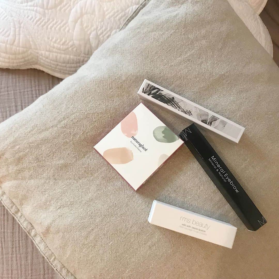 のインスタグラム：「今日はコスメキッチンの 🆕コスメなどを使った秋メイク動画です💄 . rms ラプチャー Naturaglace ゴールドフィグ to/one 03 MiMC キャメルブラウン .  #cosmekitchen#rms#toone#mimc#naturaglace#makeup#cosmetics#コスメキッチン#秋メイク#hiuianelaroom」