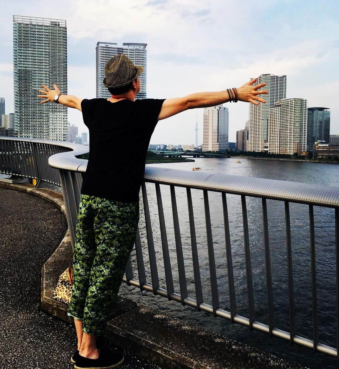 美川憲二さんのインスタグラム写真 - (美川憲二Instagram)「豊洲ベイサイドで黄昏よ〜☺️🏙☀️☀️🌈🌈🌊🌊🌊🌊🌊 気分は まるでニューヨーク🗽マンハッタン‼️ 笑。笑。 #豊洲ベイサイド  #ウォーターフロント  #黄昏タイム  #まるで気分はニューヨークマンハッタン #あはははは  #美川憲二 #ものまね」8月24日 22時37分 - mikawakenji