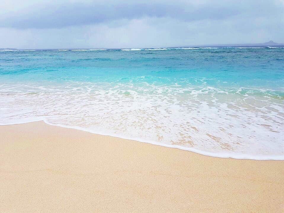 のインスタグラム：「#20180824  まだ夏はおわらない〜〜🌞🌈 きれいな海で黄昏たい🐠 写真みてるだけでも癒される、、 と思いながら24時間テレビ📺 #海 #すきだけど #こわい  #24時間テレビ」
