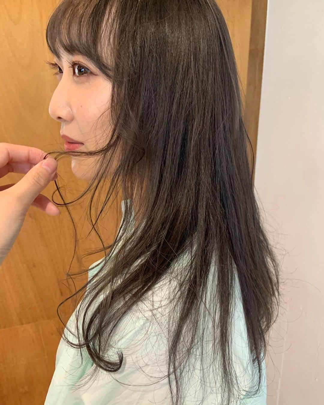 仁藤萌乃さんのインスタグラム写真 - (仁藤萌乃Instagram)「hair color﻿ 色味が分かりやすいように無加工の写真を載せます。﻿ 光に透けさせた色味と普通の時。﻿ ブリーチ毛はすぐ明るくなるから暗めに◯﻿ ﻿ 今回もゆうちゃん @le_tournesol10 にやってもらったよ♡﻿ いつもありがとう😊﻿ ﻿ 話しながら撮ってもらってて﻿ 好きな人と話してる時の自分ってこんな顔してるんだなぁって思った。笑﻿」8月24日 22時51分 - moeno.n_official