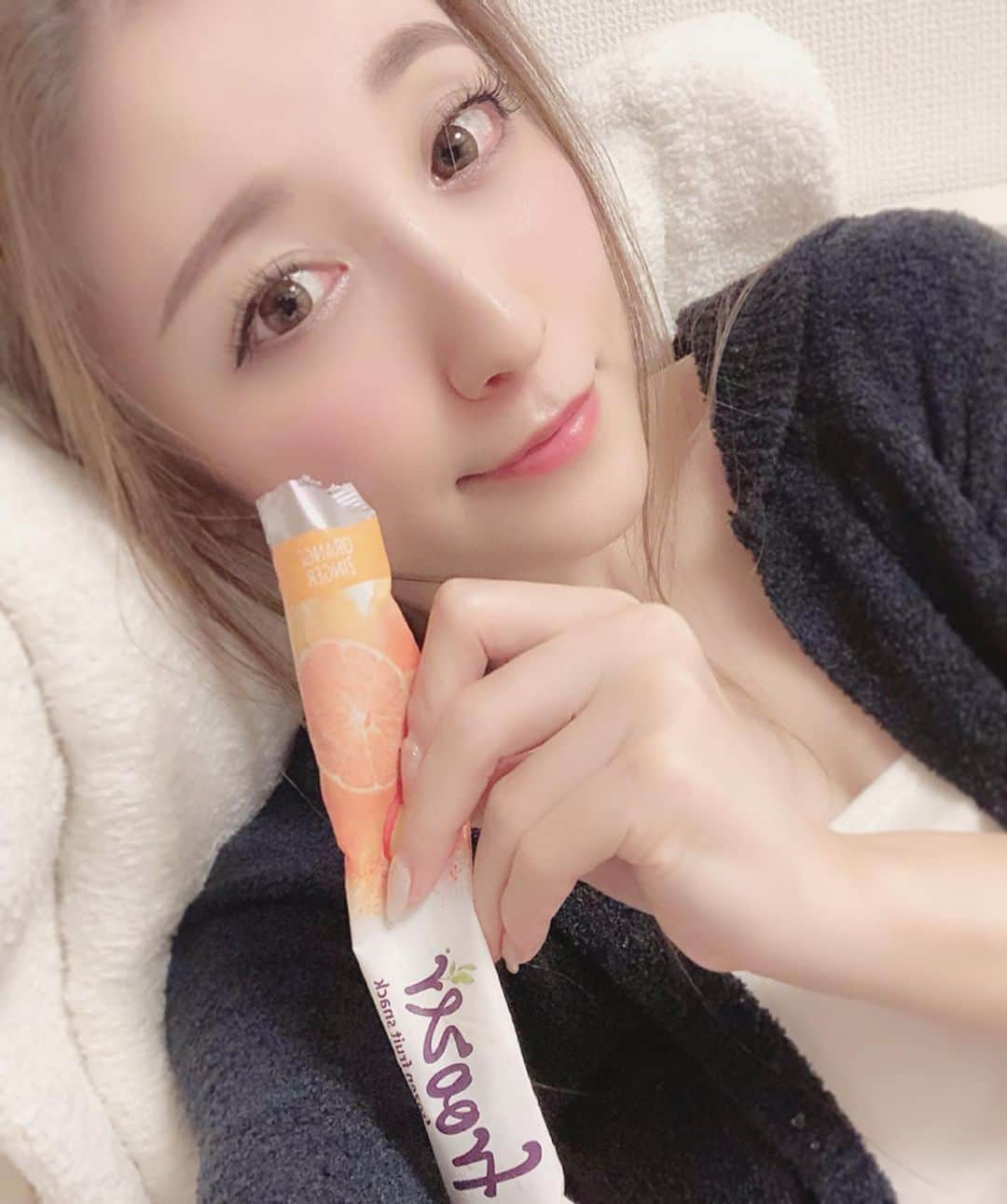 東條恭子さんのインスタグラム写真 - (東條恭子Instagram)「. 週末ゆっくり最高♡♡ ふわもこ空間☜ で常備アイスを頬張る幸せ🥺🍨✨ . お気に入りの#froozer は遺伝仕組換えでない自然のままのフルーツを使っていてお砂糖やお水も不使用🎶 . 1本で1日に必要なビタミンＣ摂取量の10～25％が補えてカロリーも1本37kcal以下👌✨✨ . 美味しくってヘルシーって嬉しすぎるっ☺️♬ . . , #eedun #フルーザー #promotion #fruit #yummy #japan #tokyo #japanese #japanesegirl #tokyogirl #アイス #低カロリー #低カロリースイーツ #低カロリーおやつ #低カロリーアイス #ビタミン #ビタミンc #vitamin #vitaminc #おやつ #おやつタイム #おやつの時間 #リラックスタイム」8月24日 22時51分 - kyoko_tojo