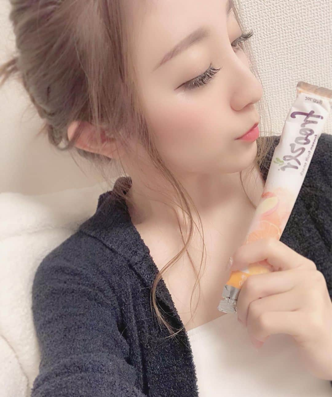 東條恭子さんのインスタグラム写真 - (東條恭子Instagram)「. 週末ゆっくり最高♡♡ ふわもこ空間☜ で常備アイスを頬張る幸せ🥺🍨✨ . お気に入りの#froozer は遺伝仕組換えでない自然のままのフルーツを使っていてお砂糖やお水も不使用🎶 . 1本で1日に必要なビタミンＣ摂取量の10～25％が補えてカロリーも1本37kcal以下👌✨✨ . 美味しくってヘルシーって嬉しすぎるっ☺️♬ . . , #eedun #フルーザー #promotion #fruit #yummy #japan #tokyo #japanese #japanesegirl #tokyogirl #アイス #低カロリー #低カロリースイーツ #低カロリーおやつ #低カロリーアイス #ビタミン #ビタミンc #vitamin #vitaminc #おやつ #おやつタイム #おやつの時間 #リラックスタイム」8月24日 22時51分 - kyoko_tojo