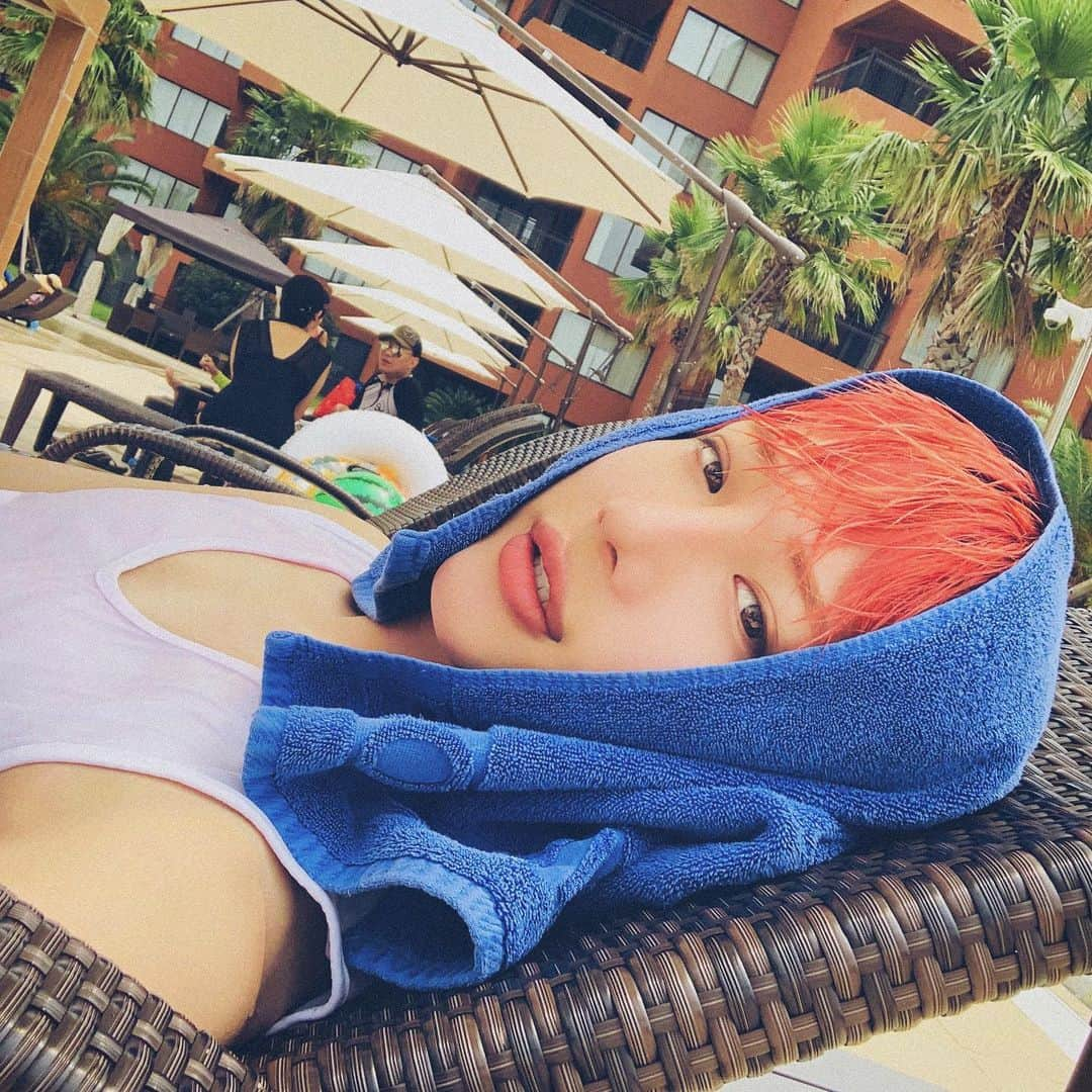 IN2ITさんのインスタグラム写真 - (IN2ITInstagram)「✈️⛱🏊🏻‍♂️☕️ ㅤㅤ #인투잇 #인투유 #IN2IT #IN2U #인호 #Inho #ENO #Hwanginho #Hwangeno #제주도 #즐거운 #가족 #여행 #수영장  #빨머황 #수영황 #로그」8月24日 22時43分 - official_in2it