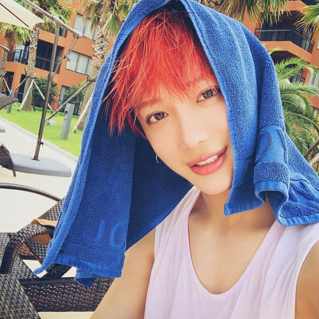 IN2ITさんのインスタグラム写真 - (IN2ITInstagram)「✈️⛱🏊🏻‍♂️☕️ ㅤㅤ #인투잇 #인투유 #IN2IT #IN2U #인호 #Inho #ENO #Hwanginho #Hwangeno #제주도 #즐거운 #가족 #여행 #수영장  #빨머황 #수영황 #로그」8月24日 22時43分 - official_in2it