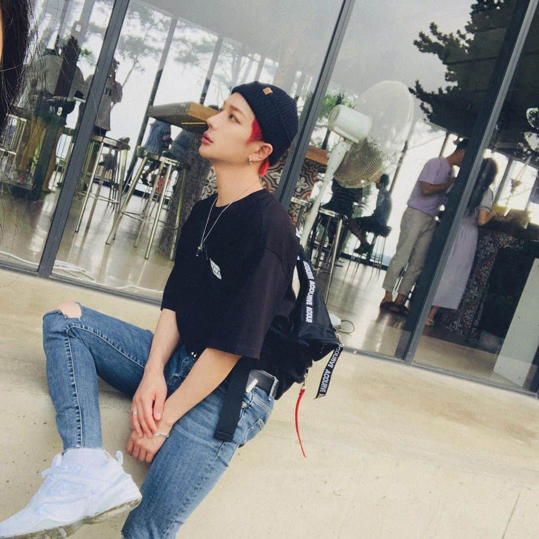 IN2ITさんのインスタグラム写真 - (IN2ITInstagram)「✈️⛱🏊🏻‍♂️☕️ ㅤㅤ #인투잇 #인투유 #IN2IT #IN2U #인호 #Inho #ENO #Hwanginho #Hwangeno #제주도 #즐거운 #가족 #여행 #수영장  #빨머황 #수영황 #로그」8月24日 22時43分 - official_in2it